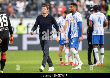 Trainer Oliver GLASNER (F) geht frustriert nach der letzten Pfeife über den Platz; rechts von ihm ist Kevin-Prince BOATENG (B); Fußball 1. Bundesliga, 08. Spieltag, Eintracht Frankfurt (F) - Hertha BSC Berlin (B) 1: 2, am 16. Oktober 2021 in Frankfurt am Main. Die DFL-Vorschriften verbieten die Verwendung von Fotos als Bildsequenzen und/oder quasi-Video Stockfoto