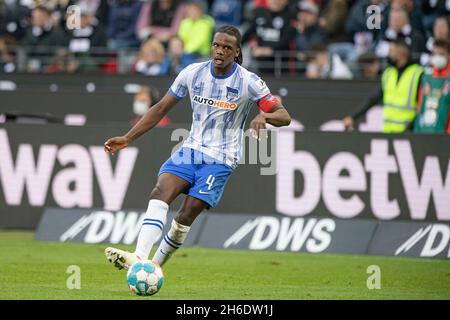 Dedryck BOYATA (B) in Aktion mit Ball; Fußball 1. Bundesliga, 08. Spieltag, Eintracht Frankfurt (F) - Hertha BSC Berlin (B) 1: 2, am 16. Oktober 2021 in Frankfurt am Main. Die DFL-Vorschriften verbieten die Verwendung von Fotos als Bildsequenzen und/oder quasi-Video Stockfoto