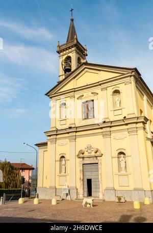 Ansicht der Kirche San Lorenzo in Biandronno, Provinz Varese, Lombardei, Italien Stockfoto