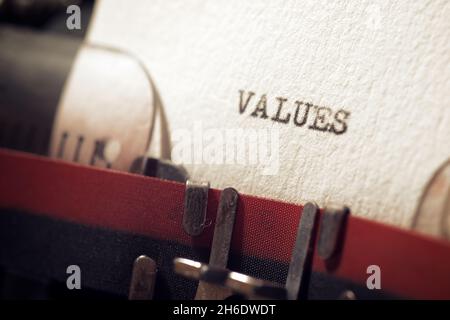 Das Wort Amoralität mit einer Schreibmaschine geschrieben. Stockfoto