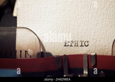 Das Wort Amoralität mit einer Schreibmaschine geschrieben. Stockfoto