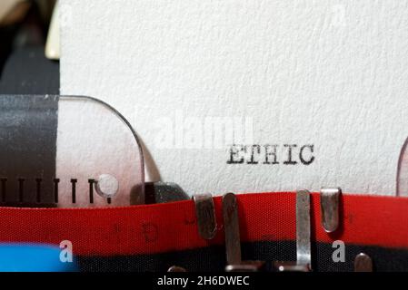 Das Wort Amoralität mit einer Schreibmaschine geschrieben. Stockfoto