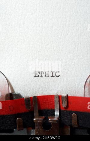 Das Wort Amoralität mit einer Schreibmaschine geschrieben. Stockfoto