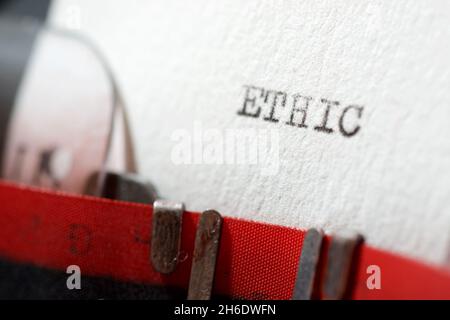 Das Wort Amoralität mit einer Schreibmaschine geschrieben. Stockfoto