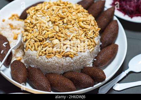 Maqluba, Pilaf, Kibbeh, KUBBEH. Traditionelle arabische und türkische Küche. Sehr beliebt im Nahen Osten. Hochwertige Fotos Stockfoto