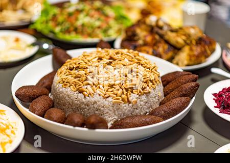 Maqluba, Pilaf, Kibbeh, KUBBEH. Traditionelle arabische und türkische Küche. Sehr beliebt im Nahen Osten. Hochwertige Fotos Stockfoto