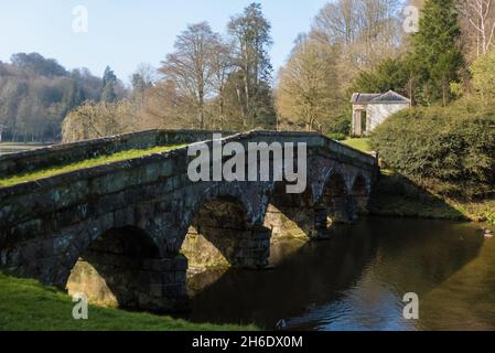 Die C18. Palladio-Brücke in Stourhead Garden, Wiltshire, England, Großbritannien, erbaut 1762, Basierend auf einer Brücke in Vicenza, entworfen von Palladio. Stockfoto