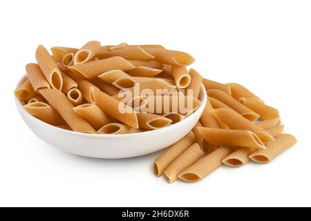 Wolegrain Penne Pasta aus Hartweizen isoliert auf weißem Hintergrund mit Schneideweg und volle Schärfentiefe Stockfoto