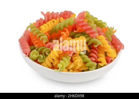 Rohe Fusilli in Keramikschale farbige Pasta, isoliert auf weißem Hintergrund mit Clipping-Pfad und volle Schärfentiefe Stockfoto