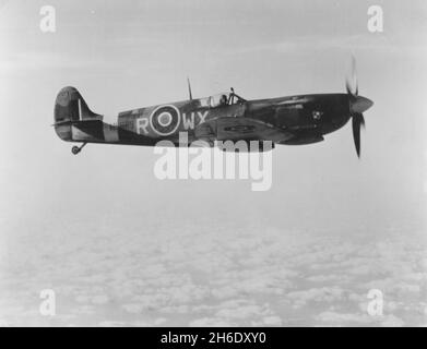 FRANKREICH - 1944 - Ein Supermarine Spitfire von einem polnischen RAF 302 0r 303 Squadron auf Patrouille über Frankreich im Jahr 1944 während des Zweiten Weltkriegs - Foto: Geopix Stockfoto