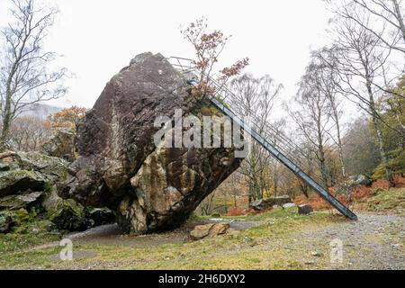 Der Bowder Stone, ein großer Andesit-Lavagestein und Touristenattraktion in Borrowdale, Cumbria, England, Großbritannien Stockfoto