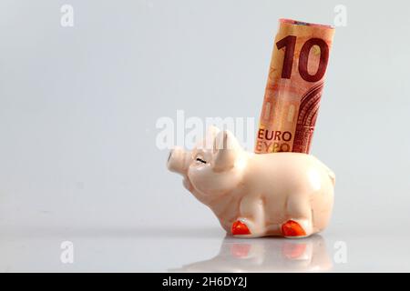 Schweinförmige Cashbox isoliert auf grauem Hintergrund Stockfoto