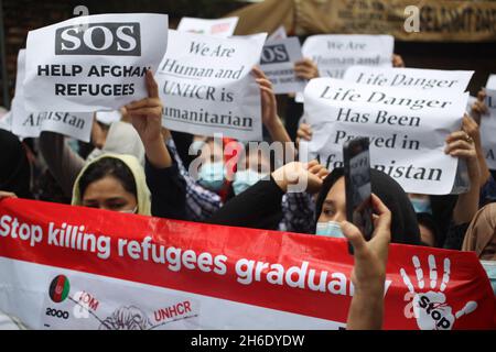 Jakarta, Jakarta, Indonesien. November 2021. Hazara-Flüchtlinge aus Afghanistan veranstalteten eine friedliche Demonstration vor dem UNHCR-Büro in Jalan KEBON SIRIH, Zentral-Jakarta. Sie fordern Klarheit über das Schicksal derer, die seit Jahren in Indonesien sind, und verlangen, dass sie sofort in das von ihnen gewünschte Zielland geschickt werden (Foto: © Denny Pohan/ZUMA Press Wire) Stockfoto