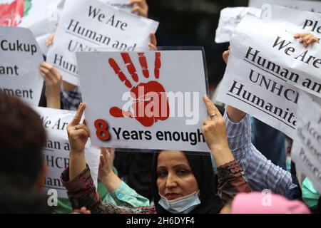 Jakarta, Jakarta, Indonesien. November 2021. Hazara-Flüchtlinge aus Afghanistan veranstalteten eine friedliche Demonstration vor dem UNHCR-Büro in Jalan KEBON SIRIH, Zentral-Jakarta. Sie fordern Klarheit über das Schicksal derer, die seit Jahren in Indonesien sind, und verlangen, dass sie sofort in das von ihnen gewünschte Zielland geschickt werden (Foto: © Denny Pohan/ZUMA Press Wire) Stockfoto