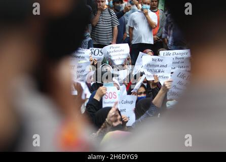 Jakarta, Jakarta, Indonesien. November 2021. Hazara-Flüchtlinge aus Afghanistan veranstalteten eine friedliche Demonstration vor dem UNHCR-Büro in Jalan KEBON SIRIH, Zentral-Jakarta. Sie fordern Klarheit über das Schicksal derer, die seit Jahren in Indonesien sind, und verlangen, dass sie sofort in das von ihnen gewünschte Zielland geschickt werden (Foto: © Denny Pohan/ZUMA Press Wire) Stockfoto