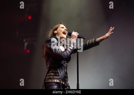 Oslo, Norwegen. November 2021. Nightwish, die finnische Symphonic Metal Band, gibt ein Live-Konzert im Oslo Spektrum in Oslo. Hier ist Sänger Floor Jansen live auf der Bühne zu sehen. (Foto: Gonzales Photo/Alamy Live News Stockfoto