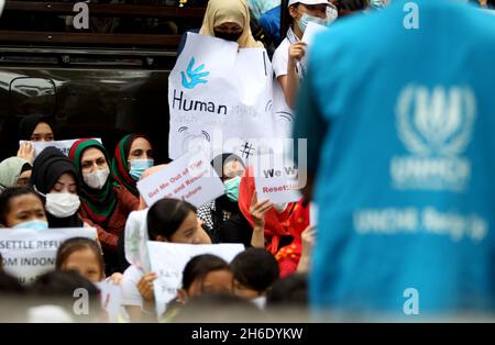 Jakarta, Jakarta, Indonesien. November 2021. Hazara-Flüchtlinge aus Afghanistan veranstalteten eine friedliche Demonstration vor dem UNHCR-Büro in Jalan KEBON SIRIH, Zentral-Jakarta. Sie fordern Klarheit über das Schicksal derer, die seit Jahren in Indonesien sind, und verlangen, dass sie sofort in das von ihnen gewünschte Zielland geschickt werden (Foto: © Denny Pohan/ZUMA Press Wire) Stockfoto