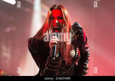 Oslo, Norwegen. November 2021. Nightwish, die finnische Symphonic Metal Band, gibt ein Live-Konzert im Oslo Spektrum in Oslo. Hier ist Sänger Floor Jansen live auf der Bühne zu sehen. (Foto: Gonzales Photo/Alamy Live News Stockfoto