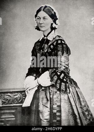 Florence Nightingale OM RRC DStJ (12. Mai 1820 – 13. August 1910) war ein englischer Sozialreformer, Statistiker und Begründer der modernen Krankenpflege. Nightingale wurde während des Krimkrieges als Managerin und Trainerin von Krankenschwestern bekannt, in dem sie die Betreuung von verwundeten Soldaten in Konstantinopel organisierte. Sie gab der Krankenpflege einen guten Ruf und wurde zu einer Ikone der viktorianischen Kultur, vor allem in der Persona „die Frau mit der Lampe“, die nachts mit verwundeten Soldaten auftrat. Stockfoto