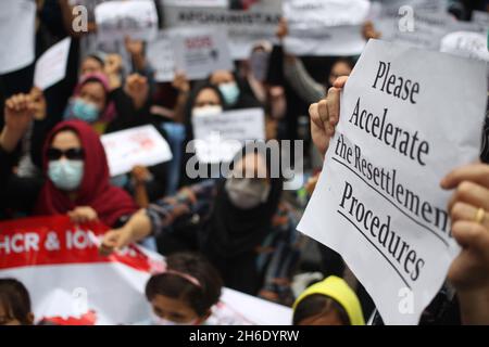 Jakarta, Jakarta, Indonesien. November 2021. Hazara-Flüchtlinge aus Afghanistan veranstalteten eine friedliche Demonstration vor dem UNHCR-Büro in Jalan KEBON SIRIH, Zentral-Jakarta. Sie fordern Klarheit über das Schicksal derer, die seit Jahren in Indonesien sind, und verlangen, dass sie sofort in das von ihnen gewünschte Zielland geschickt werden (Foto: © Denny Pohan/ZUMA Press Wire) Stockfoto