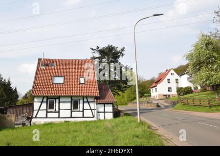 Idyllische Dorfstraße in Schaumburg Stockfoto