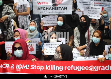 Jakarta, Jakarta, Indonesien. November 2021. Hazara-Flüchtlinge aus Afghanistan veranstalteten eine friedliche Demonstration vor dem UNHCR-Büro in Jalan KEBON SIRIH, Zentral-Jakarta. Sie fordern Klarheit über das Schicksal derer, die seit Jahren in Indonesien sind, und verlangen, dass sie sofort in das von ihnen gewünschte Zielland geschickt werden (Foto: © Denny Pohan/ZUMA Press Wire) Stockfoto