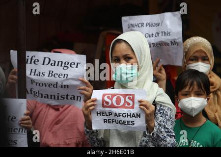 Jakarta, Jakarta, Indonesien. November 2021. Hazara-Flüchtlinge aus Afghanistan veranstalteten eine friedliche Demonstration vor dem UNHCR-Büro in Jalan KEBON SIRIH, Zentral-Jakarta. Sie fordern Klarheit über das Schicksal derer, die seit Jahren in Indonesien sind, und verlangen, dass sie sofort in das von ihnen gewünschte Zielland geschickt werden (Foto: © Denny Pohan/ZUMA Press Wire) Stockfoto