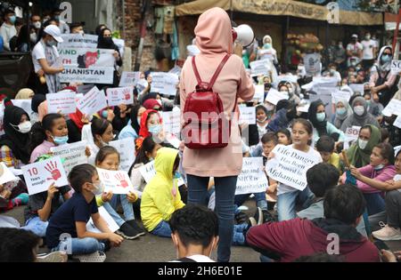 Jakarta, Jakarta, Indonesien. November 2021. Hazara-Flüchtlinge aus Afghanistan veranstalteten eine friedliche Demonstration vor dem UNHCR-Büro in Jalan KEBON SIRIH, Zentral-Jakarta. Sie fordern Klarheit über das Schicksal derer, die seit Jahren in Indonesien sind, und verlangen, dass sie sofort in das von ihnen gewünschte Zielland geschickt werden (Foto: © Denny Pohan/ZUMA Press Wire) Stockfoto