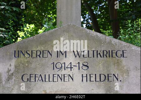 Denkmal für die Gefallenen in Marklohe mit der Inschrift: Unsere Helden, die im Weltkrieg 1914-1918 gefallen sind Stockfoto