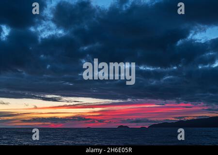 Sonnenuntergang über der Oberfläche des wunderschönen Lake Superior Stockfoto