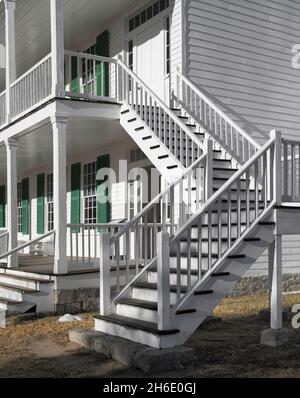Außentreppe des historischen 'Old Bedlam'-Gebäudes an der Fort Laramie National Historic Site an der 965 Gray Rocks Road in Fort Laramie, Wyoming, im Oktober Stockfoto