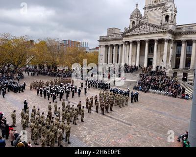 Gedenksonntag, 2021 Uhr auf dem Portsmouth Guildhall Square Stockfoto