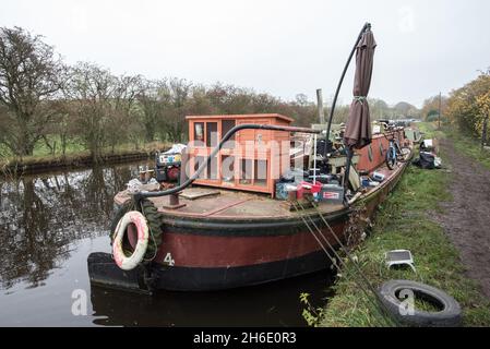 Wohngebiet mit Schmalboot-Lifestyle auf dem Leeds Liverpool Canal in der Nähe von Gargrave Stockfoto