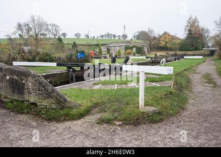 Zimmermannsschloss und Wohneigentum am Leeds Liverpool Kanal (Newton Locks Umgebung East Marton Richtung aus Gargrave). Stockfoto