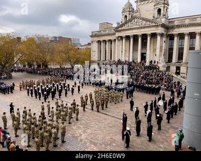 Gedenksonntag, 2021 Uhr auf dem Portsmouth Guildhall Square Stockfoto