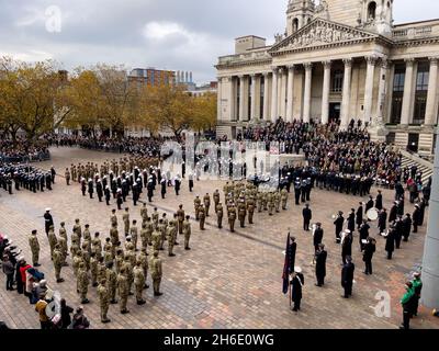 Gedenksonntag, 2021 Uhr auf dem Portsmouth Guildhall Square Stockfoto