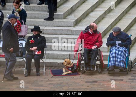 Gedenksonntag, 2021 Uhr auf dem Portsmouth Guildhall Square Stockfoto