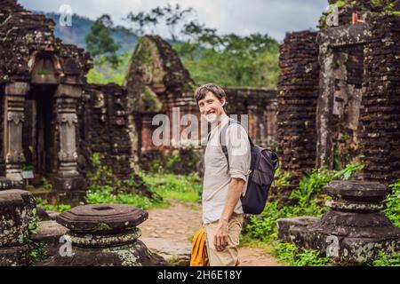 Mann Tourist in Tempelruine des My Son Complex, Vietnam. Vietnam öffnet sich wieder für Touristen nach Quarantäne Coronovirus COVID 19 Stockfoto