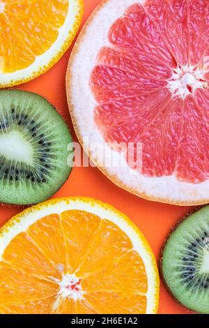 Kiwi, Orange und Grapefruit. Sommer saftigen Hintergrund. Tropische Früchte aus nächster Nähe. Helles Muster Stockfoto