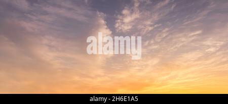 Farbenfrohe, dramatische Wolken, die von einer Sonne gegen den Sonnenuntergang oder den Sonnenaufgangshimmel beleuchtet werden. Wolkenlandschaft. Stockfoto