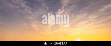 Farbenfrohe, dramatische Wolken, die von einer Sonne gegen den Sonnenuntergang oder den Sonnenaufgangshimmel beleuchtet werden. Wolkenlandschaft. Stockfoto