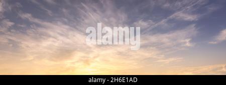 Farbenfrohe, dramatische Wolken, die von einer Sonne gegen den Sonnenuntergang oder den Sonnenaufgangshimmel beleuchtet werden. Wolkenlandschaft. Stockfoto