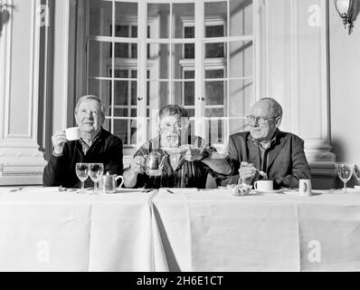 Die Goodies classic Comedy trio Tim Brooke-Taylor, Graeme Garden und Bill Oddie fotografiert im Simpsons in The Strand, London, England, Vereinigtes Königreich. Stockfoto