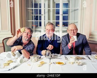 Die Goodies classic Comedy trio Tim Brooke-Taylor, Graeme Garden und Bill Oddie fotografiert im Simpsons in The Strand, London, England, Vereinigtes Königreich. Stockfoto