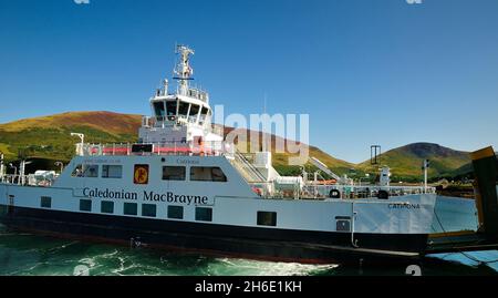 Die kaledonische Autofähre Mac Brayne auf der Strecke zwischen Lochranza, Arran und Claonaig auf der Halbinsel Kintyre, die am Pier von Lochranza ankommt Stockfoto