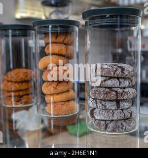 Verschiedene Kekse in drei Gläsern an einer Theke im Café Stockfoto