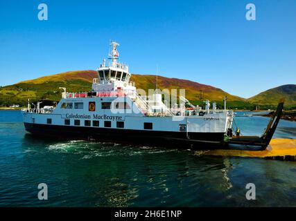 Die kaledonische Autofähre Mac Brayne auf der Strecke zwischen Lochranza, Arran und Claonaig auf der Halbinsel Kintyre, die am Pier von Lochranza ankommt Stockfoto