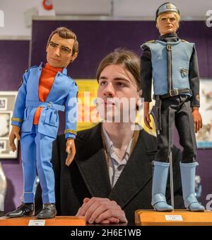 Bonhams, Knightsbridge, London, Großbritannien. 15. November 2021. Film, Rock & Pop inklusive Immobilien aus dem Estate of Dame Diana Rigg geht am 17. November 2021 in Bonhams in den Verkauf. Bild: Thunderbirds Are Go: Original Captain Paul Travers Puppet Head montiert auf Jeff Tracy Stage 1 Body, £10,000-15,000; Captain Scarlet and the Mysterons: Original 'Captain Blue' Puppet Head and Hands, £8,000-10,000. Quelle: Malcolm Park/Alamy Live News. Stockfoto