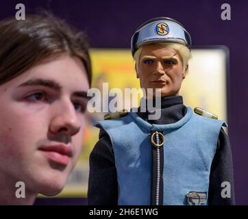 Bonhams, Knightsbridge, London, Großbritannien. 15. November 2021. Film, Rock & Pop inklusive Immobilien aus dem Estate of Dame Diana Rigg geht am 17. November 2021 in Bonhams in den Verkauf. Bild: Thunderbirds Are Go: Original Captain Paul Travers Puppet Head montiert auf Jeff Tracy Stage 1 Body, £10,000-15,000; Captain Scarlet and the Mysterons: Original 'Captain Blue' Puppet Head and Hands, £8,000-10,000. Quelle: Malcolm Park/Alamy Live News. Stockfoto