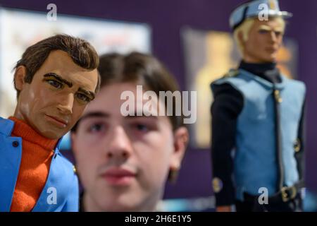Bonhams, Knightsbridge, London, Großbritannien. 15. November 2021. Film, Rock & Pop inklusive Immobilien aus dem Estate of Dame Diana Rigg geht am 17. November 2021 in Bonhams in den Verkauf. Bild: Thunderbirds Are Go: Original Captain Paul Travers Puppet Head montiert auf Jeff Tracy Stage 1 Body, £10,000-15,000; Captain Scarlet and the Mysterons: Original 'Captain Blue' Puppet Head and Hands, £8,000-10,000. Quelle: Malcolm Park/Alamy Live News. Stockfoto